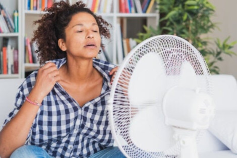 I vantaggi di dormire con un ventilatore o l'aria condizionata in estate