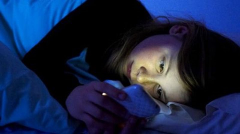 ¿Cómo afecta el uso de dispositivos electrónicos antes de dormir?
