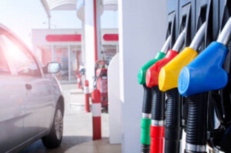 Como calcular o custo de uma viagem de carro com base no consumo de gasolina