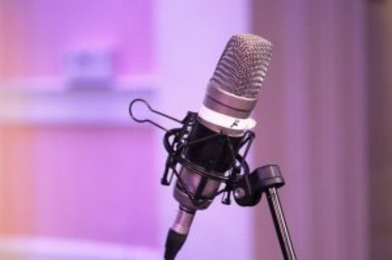 Come promuovere il tuo podcast su diverse piattaforme e raggiungere più ascoltatori