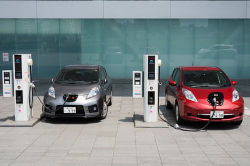 Comparison of prices between electric and gasoline cars