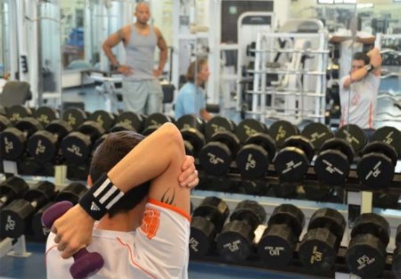 Wskazówki dotyczące bezpieczeństwa dla kobiet początkujących na siłowni podczas treningu