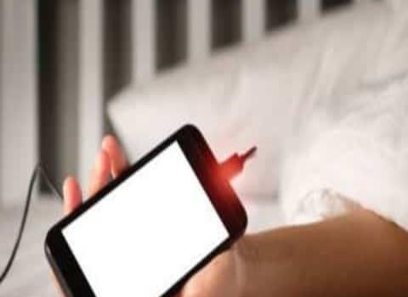 ¿Es recomendable dejar el celular cerca mientras se duerme?
