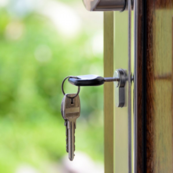 Kunci Cerdas vs. Kunci Tradisional: Mana yang Lebih Baik untuk Keamanan Rumah?